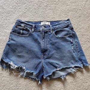 Abercrombie & Fitch - The Mom Short High Rise